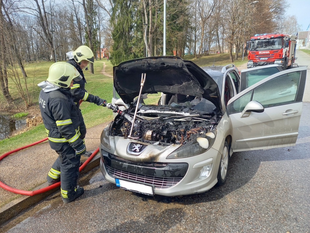 Ierodoties notikuma vietā, glābēji nodzēsa degošo “Peugeot 308” automobili. 
Autors: Tīts Loims