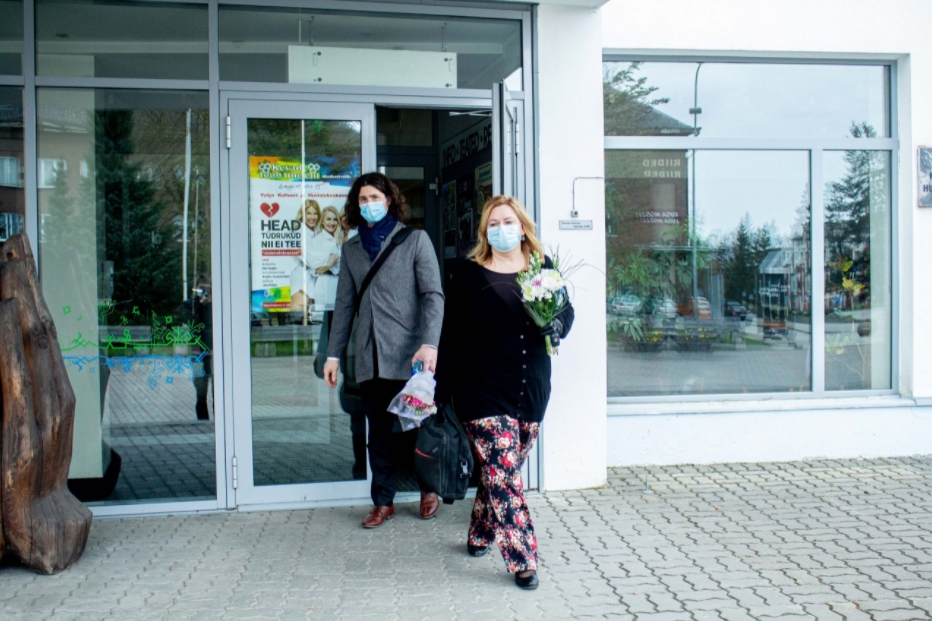 Valgas pagasta padomes jaunievēlētais priekšsēdētājs Lauri Drubinš (pa kreisi) un jaunā pagasta vadītāja Monika Rogenbauma.
Autors: Tīts Loims