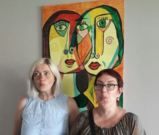 Jau trīs gadus Andriga iesaistījusies vasaras nometnes “(Iz)aicinājums” organizēšanas un realizēšanas komandā. Tā ir lieliska iespēja tikties ar radošiem un talantīgiem jauniešiem un savas jomas speciālistiem. Attēlā – ar dzejnieci uz skolotāju Ivetu Ratinīku.