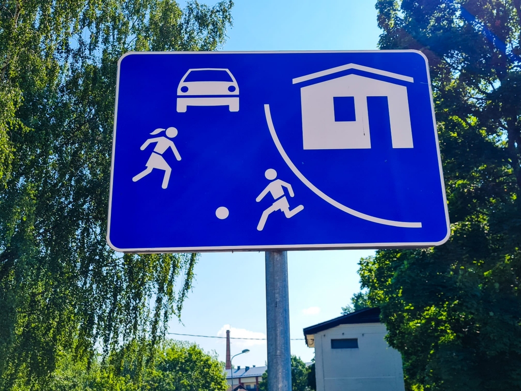 Dzīvojamā zonā gājējiem un riteņbraucējiem atļauts pārvietoties pa ietvēm un pa brauktuvi visā tās platumā, viņiem ir priekšroka, taču aizliegts nepamatoti traucēt citu transportlīdzekļu braukšanu. 
Autors: SANTA SINKA
