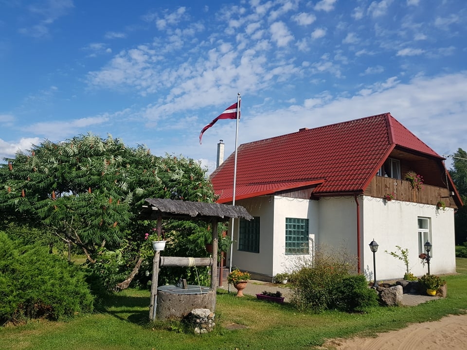 Jaunā māja, kurā Bošu ģimene dzīvo tikai četrarpus gadus, tapusi pašu spēkiem, palīdzot arī dēlam Tomam un meitai Zanei.
