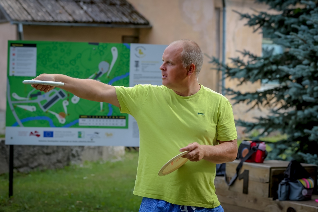 Pirms aptuveni trīs četriem gadiem viss sākās ar ideju, kas noskatīta internetā. Tagad Palsmanes sporta dzīves organizators Toms Cers ir gandarīts, ka disku golfs iemantojis lielu interesi vietējo iedzīvotāju vidū. Toms aizņemtības dēļ uz laukumu atnāk vien reizi vai divas nedēļā, taču paša rīkotie mači izdomas ziņā atsver visu.