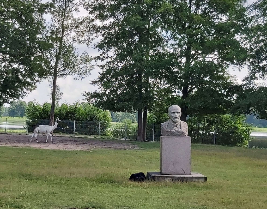 Dažus kilometrus no Druskininkiem ir Grūtas parks, kur lietuvieši plašā meža teritorijā izvietojuši padomju laika pieminekļus. Daži pieminekļi izvietoti arī mini zoodārza aplokā.