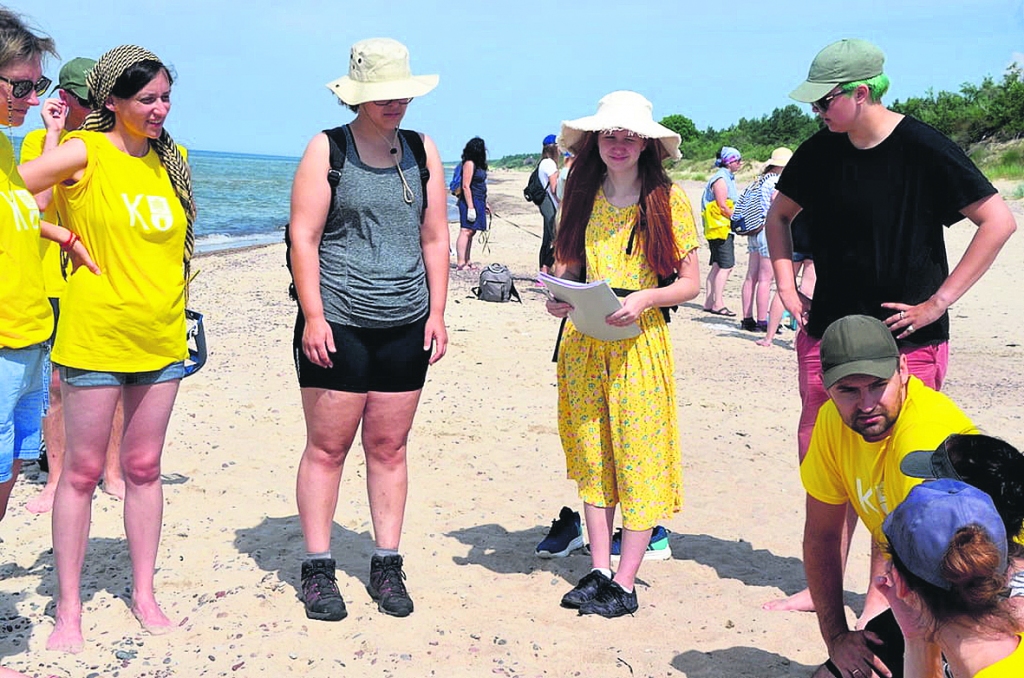 Pārgājienam ieteicams izvēlēties ērtus apavus un apģērbu. Citam ērtāk iet “botās” un kleitā, citam – basām kājām un peldkostīmā. 
                                                                                                                                                                                                                                 
Autors: “Facebook.com/tirajuravieno”