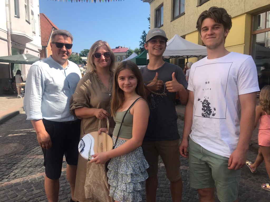 Aivars ir pārliecināts, ka visvērtīgākais ir kopā pavadītais laiks ar ģimeni. Attēlā Aivars ar sievu Ievu, meitu Dārtu un dēliem Viesturu un Ernestu šovasar Cēsīs.