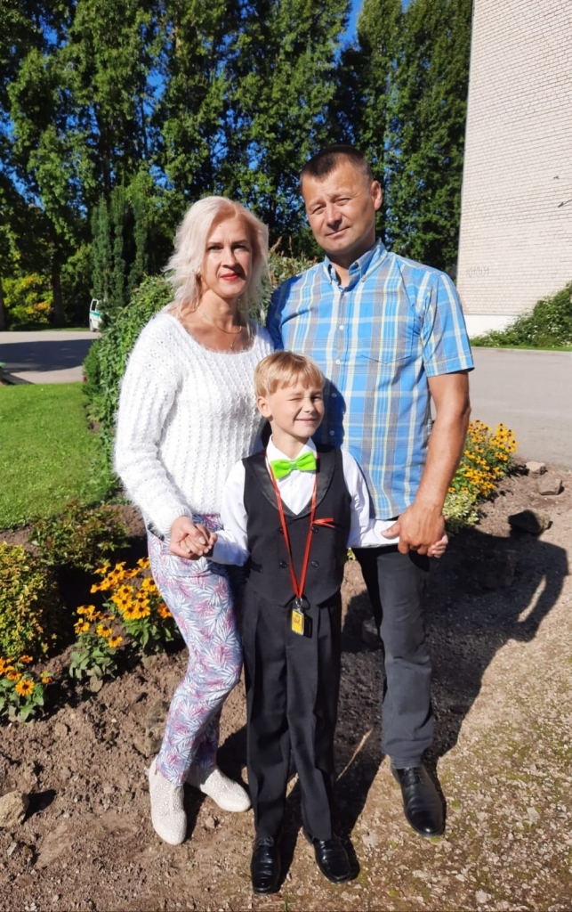 Natālija un Ritvars šogad skolā palaida savu jaunāko atvasīti Ojāru, kuram ikdienas dzīve laukos aizrit aizraujošos piedzīvojumos.