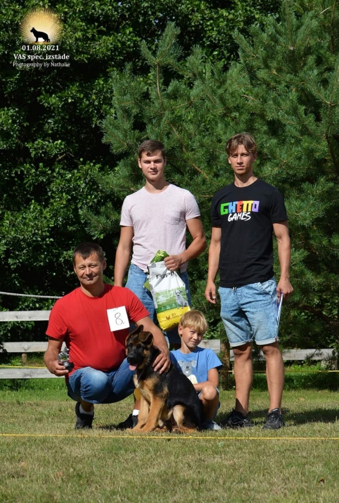 Kalniņiem lielāko prieku sagādā kopā būšana ar ģimeni. Ritvars ar dēliem šajā vasarā piedalījās vācu aitu suņu specializētajā izstādē.
