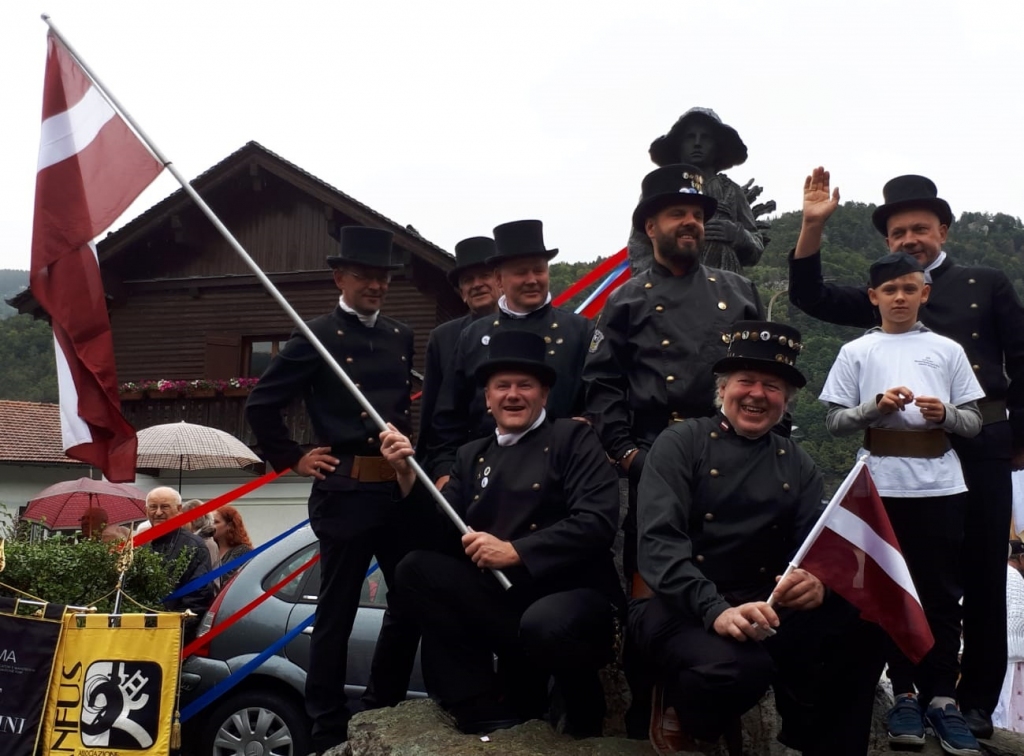 Latvijas skursteņslaucītāju amata brālības vīri, viņu vidū arī Raitis Zariņš – pirms diviem gadiem pasaules skursteņslaucītāju festivālā Itālijā. 