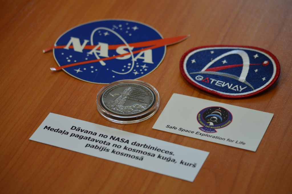 Matīsu visvairāk sajūsminājusi šī dāvana no kādas NASA darbinieces. Medaļa pagatavota no kosmosā pabijuša kosmosa kuģa.
Autors: SANDRA PĒTERSONE