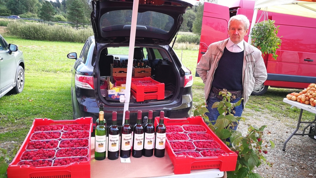 “Mežnoru” saimnieks Aivars Urbasts Straupes lauku labumu tirdziņā. Tur viņu var bieži satikt un pastāvīgie klienti labi pārzina arī viņa piedāvājumu.
Autors: no Straupes tirdziņa arhīva