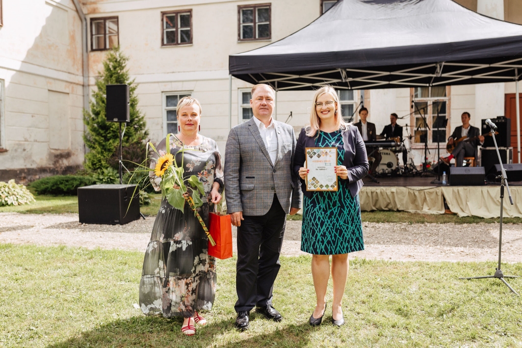 Valkas uzņēmumam “Vārpas-1” pasniegto balvu saņēma uzņēmuma vadītāja asistente Ilze Zalužinska (no labās) – attēlā kopā ar Vidzemes plānošanas reģiona padomes priekšsēdētāju Gunti Gladkinu un Vidzemes plānošanas reģiona Administrācijas vadītāju Gunu Kalniņu-Priedi. Apsveikt uzņēmumu ieradās arī Valkas novada domes priekšsēdētājs Vents Armands Krauklis.