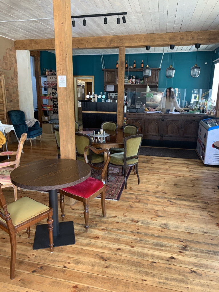 “Walk Cafe” saimniekiem ir vēl daudz ieceru, kā labiekārtot omulīgo kafejnīcas telpu.