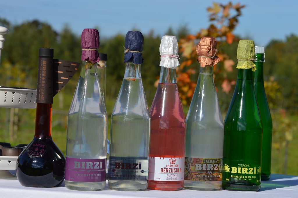 Pircējiem jau zināmo zīmola “BIRZĪ” piedāvājumu – dzirkstošās bērzu sulas – papildinājis jauns produkts ‒ balzams no bērzu sulas destilāta, bērzu sulas sīrupa, svaigas bērzu sulas un citām izejvielām.