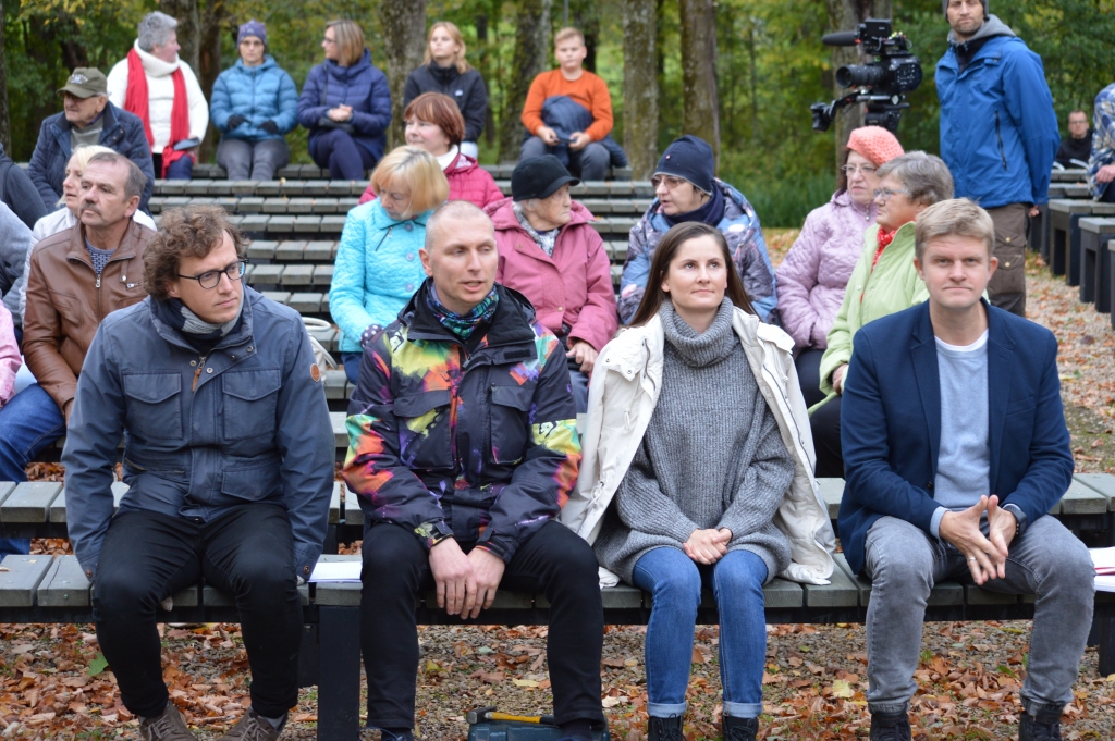 LTV raidījuma “Tas notika šeit” jaunajā sezonā kopā ar Latvijas Televīzijas žurnālistu Dāvidu Ernštreitu (1. rindā no labās) Grundzāles pagastā senus notikumus gaismā cēla vēsturnieki Edgars Plētiens (no kreisās), Gints Zelmenis un Inna Gīle.