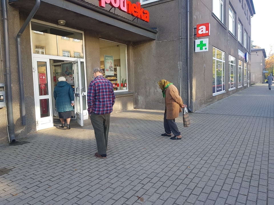 Dienās, kad aptiekas piedāvā atlaides senioriem, nereti pat veidojas rinda. Katrs ir ieinteresēts kaut nedaudz ietaupīt naudiņu.
Autors: Inga Karpova