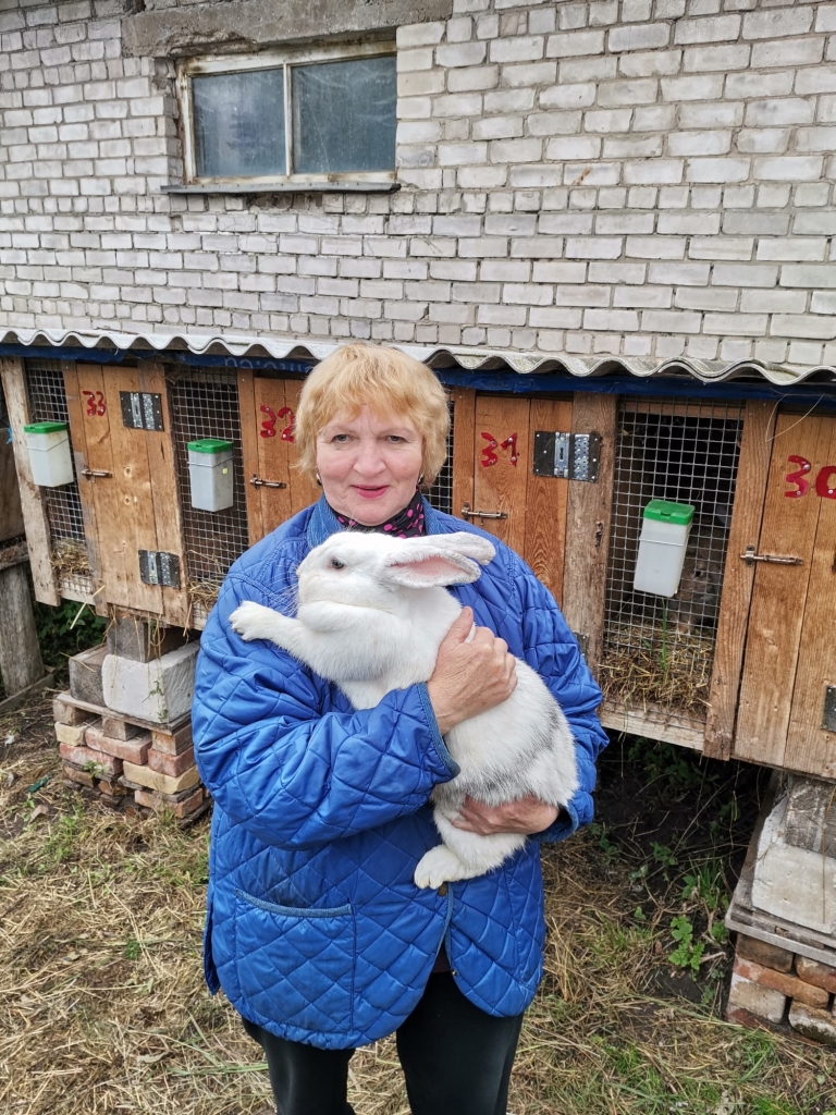 Zaiga Ažubele no Virešu pagasta priecājas par katru iespēju būt ārpus mājām un darboties, arī piepalīdzot dēlam piemājas saimniecībā.
Autors: No Zaigas Ažubeles personīgā arhīva