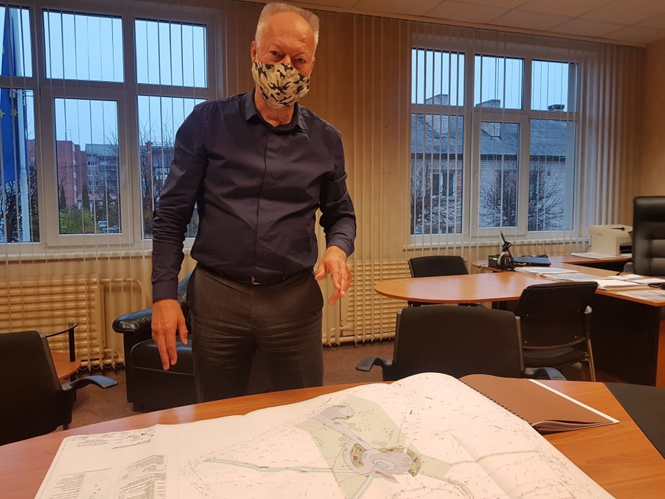 Valkas novada pašvaldības izpilddirektors Ainārs Zābers cer, ka līdz gada beigām būvniekiem izdosies paveikt plānoto. Pašlaik ir iesildīšanās process.