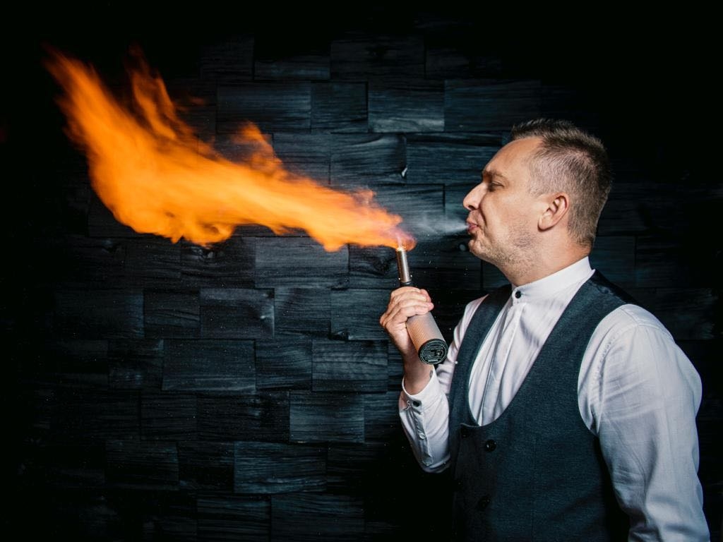 Mārtiņš ir profesionāls bārmenis. Viņš pārliecinājies, ka šī profesija ir aizraujoša un radoša. Nereti bārmeņi kontaktē ar klientu un dzērienu pagatavošanā apliecina savu meistarību ar dažādiem trikiem.