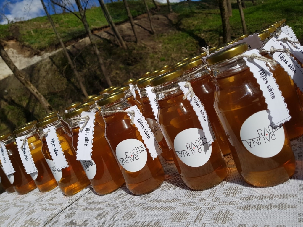 Šādi izskatās Sapožņikovu-Pētersonu ģimenes izlolotie produkti. Starp tiem par unikālāko var saukt tējas sēnes dzērienu, jo ne vien no nostāstiem, bet arī no savas pieredzes viņi pārliecinājušies par šī dzēriena ārstniecisko iedarbību.