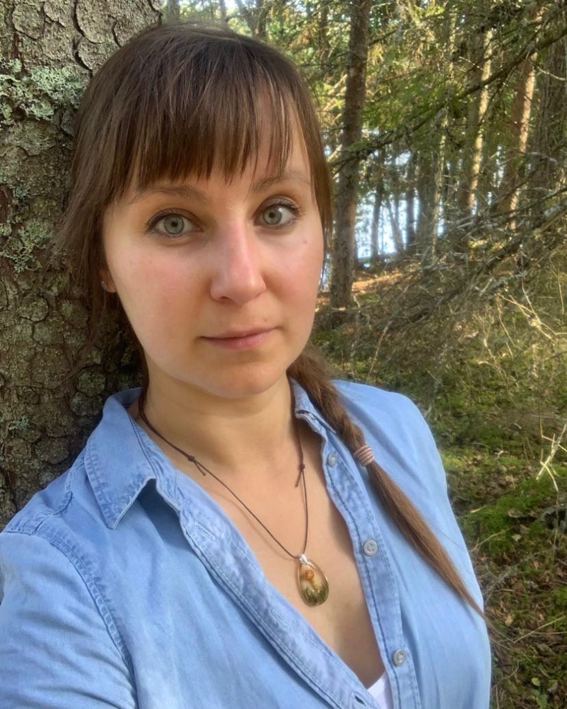 Dana Purviņa savu radīto rotu zīmolu “Dabas Rotas” ar lepnumu nēsā arī pati. No viņas rotām burtiski izstaro neaptveramais dabas skaistums, enerģija un unikalitāte.                                    
Autors: No D. Purviņas personīgā arhīva