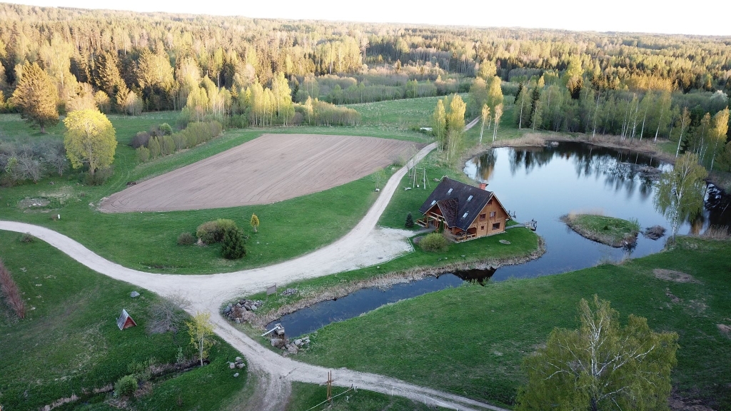 “Jaun-Ieviņu” lauku sēta no putna lidojuma.