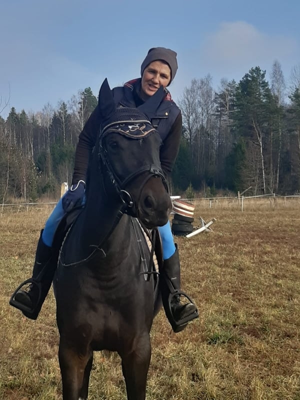 Saimnieces Anitas aizraušanās ir zirgi, viņa pati nodarbojas ar jāšanas sportu.