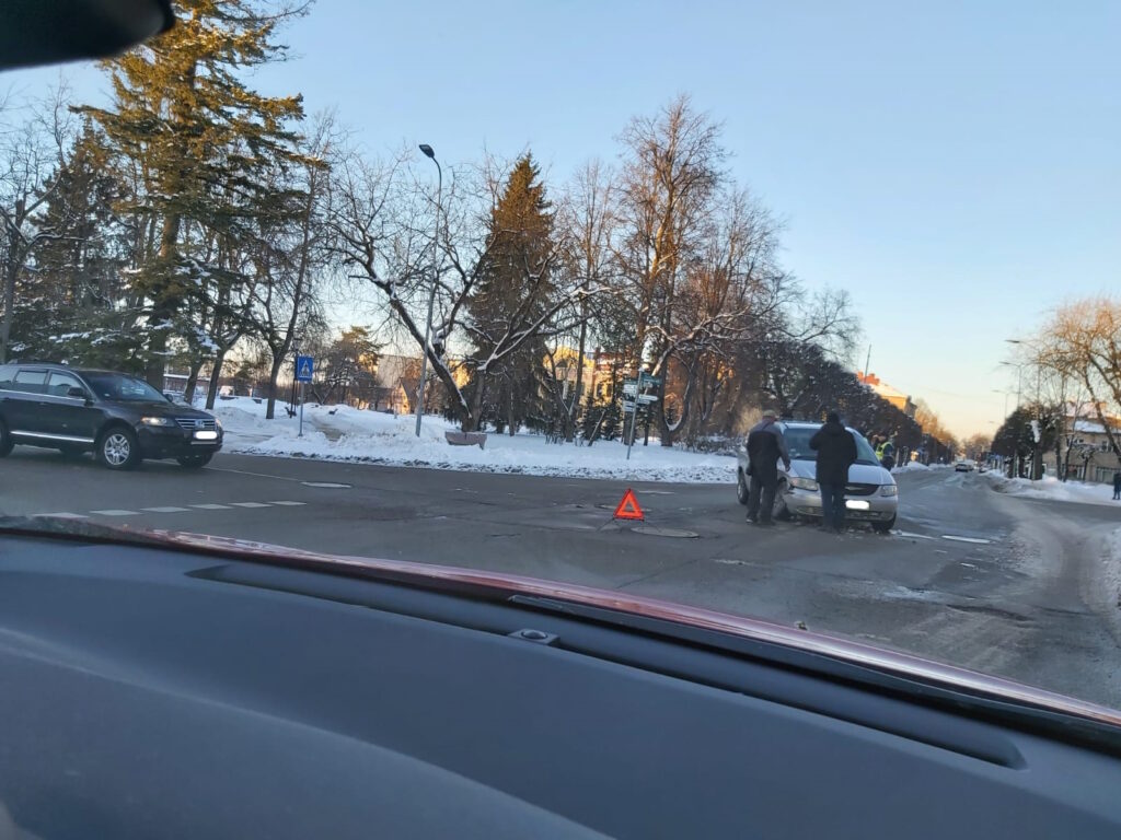 Sadursmes Rīgas un Beverīnas ielas krustojumā sekas. Aculiecinieka foto.