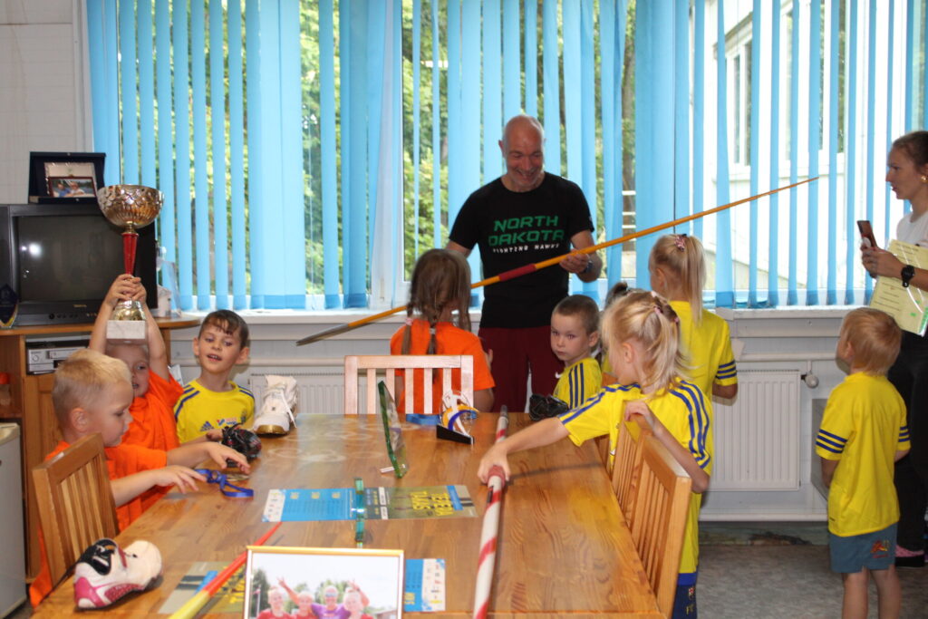 Ekskursijā pa Smiltenes sporta halli bērnudārzniekus izvadāja halles darbinieki, arī sporta kompleksa vadītājs Guntars Markss (attēlā). Viņa darba kabinetā bērnu uzmanību piesaistīja šķēpi un balvām sagādātie kausi un medaļas, taču arī citās telpās bija daudz interesanta, ko redzēt.