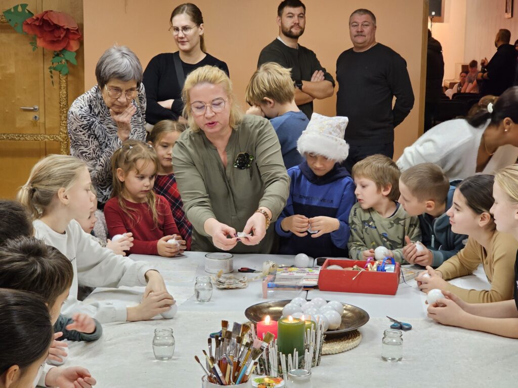Pēc pasākuma bērni ar aizrautību darbojās Ziemassvētku radošajā darbnīcā kopā ar Ingu Danielu.
Autors: Foto: Līga Orleana