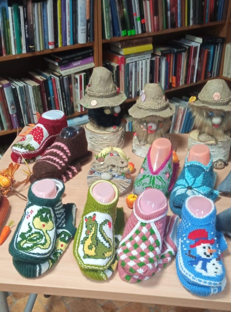 Kājām ir jābūt siltumā, jo īpaši ziemā. Drustēniete Daiga Pogule aizraujas ar rokdarbiem – ada arī šādas čībiņas ar dažādiem košiem elementiem un labprāt palīdz apgūt arī citiem, kā pašiem tādas uzadīt.
Autors: FOTO: NO PERSONĪGĀ ARHĪVA