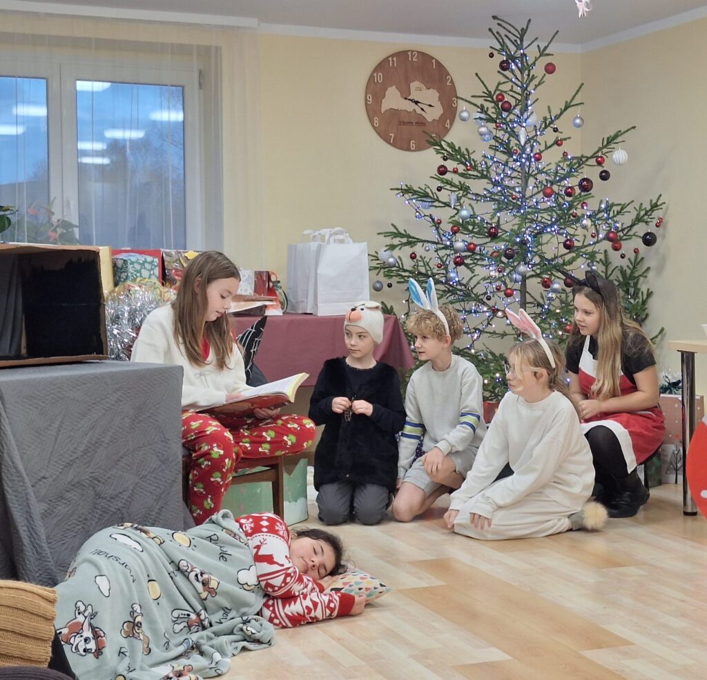Grupu dzīvokļu mājas iemītnieku Ziemassvētku pasākumu kuplināja Valkas Jāņa Cimzes ģimnāzijas 5. klases skolēnu amatierteātra “Bēklasnieks” uzvedums.