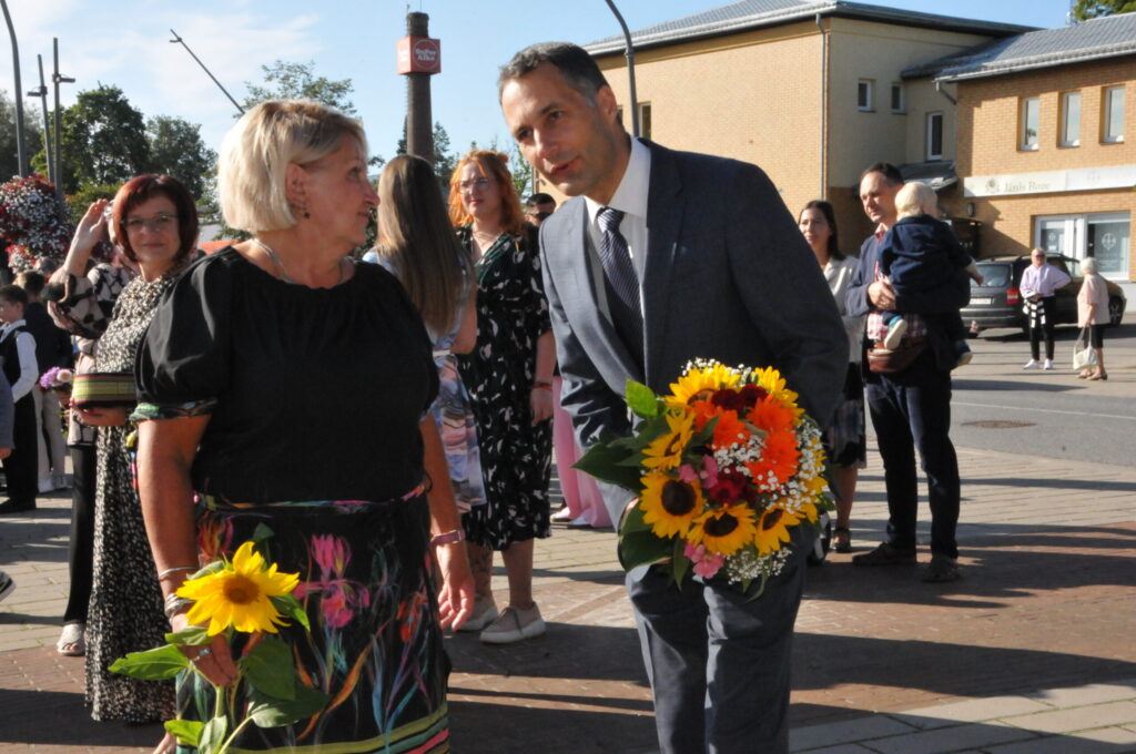 Valkas J. Cimzes ģimnāzijas direktore Lilita Kreicberga pateicas novada pašvaldības priekšsēdētājas vietniekam Viesturam Zariņam par atbalstu.