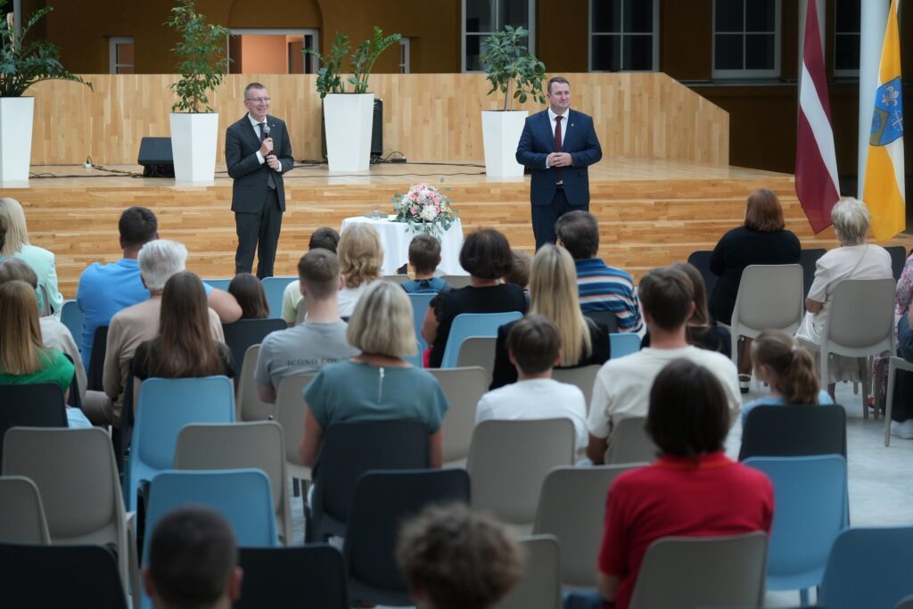 Tiekoties ar iedzīvotājiem, Valsts prezidents Edgars Rinkēvičs un Smiltenes novada pašvaldības domes priekšsēdētājs Edgars Avotiņš uzklausīja ierosinājumus un jautājumus par dažādām tēmām, arī uz visai negaidītiem jautājumiem prezidents centās piemeklēt trāpīgu atbildi.