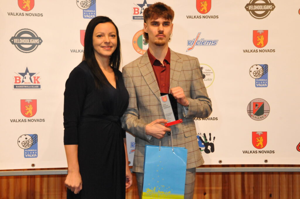 Jau kādu laiku sporta līdzjutējus priecē daudzsološais skrējējs, valcēnietis Toms Rainers Feldmanis. 2023. gadā puisis kļuvis par U18 Latvijas čempionu 800 metru skrējienā.