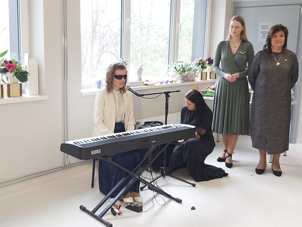 Muzikālu apsveikumu sarūpēja biedrības “Cerību spārni” Cēsu grupu mājas brīvprātīgā Beāte Bringule.