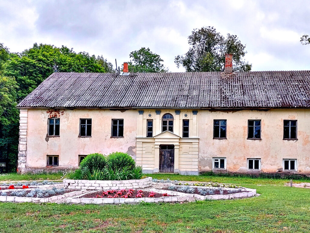 Jaundomes muižas kungu mājā agrāk bijusi gan skola, gan dzīvokļi.