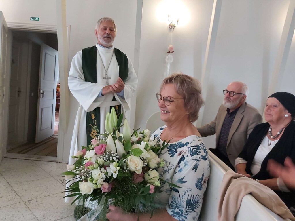 Mācītājs Ģirts Kalniņš un viņa sieva Mārīte svētku reizē saņēma daudz pateicības vārdu no sveicējiem, un tie godam nopelnīti.