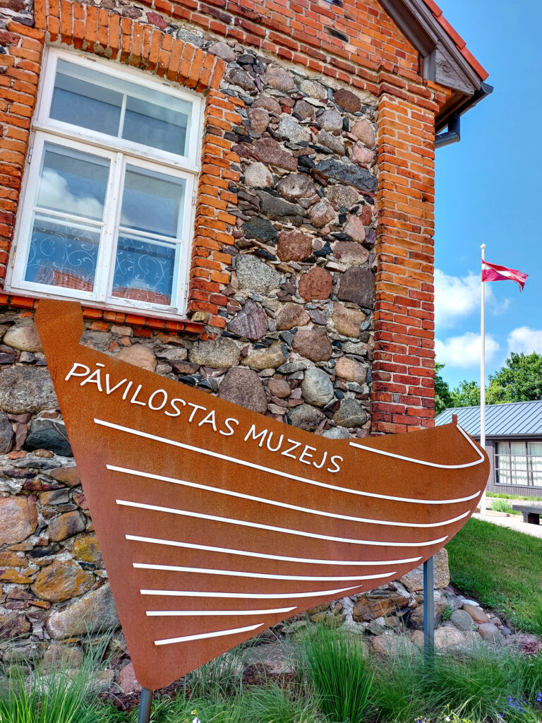 Pāvilostas muzejs atrodas pirmajā mūra ēkā – Loču mājā.