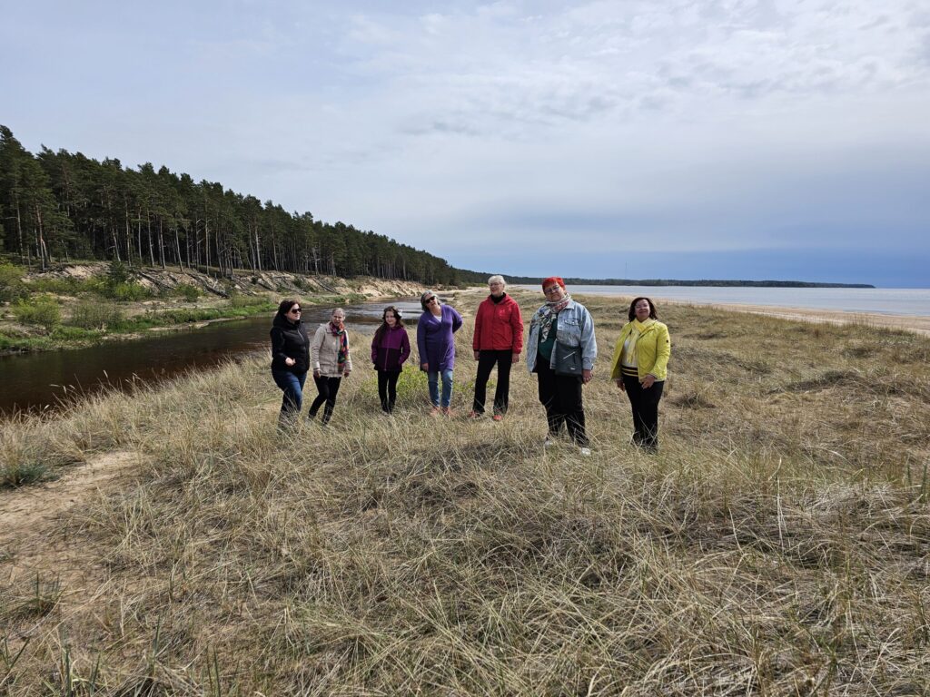 Vitrupes jūrmala ir īpaša, jo var nostāties starp Vitrupi un jūras krastu.